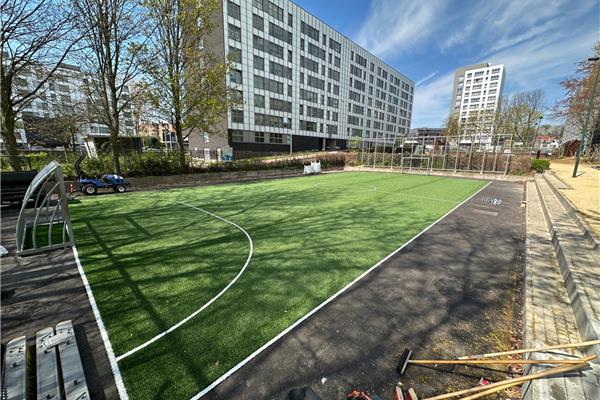 Renovatie kunstgras minivoetbalveld en asfalt basketbalveld - Sportinfrabouw NV